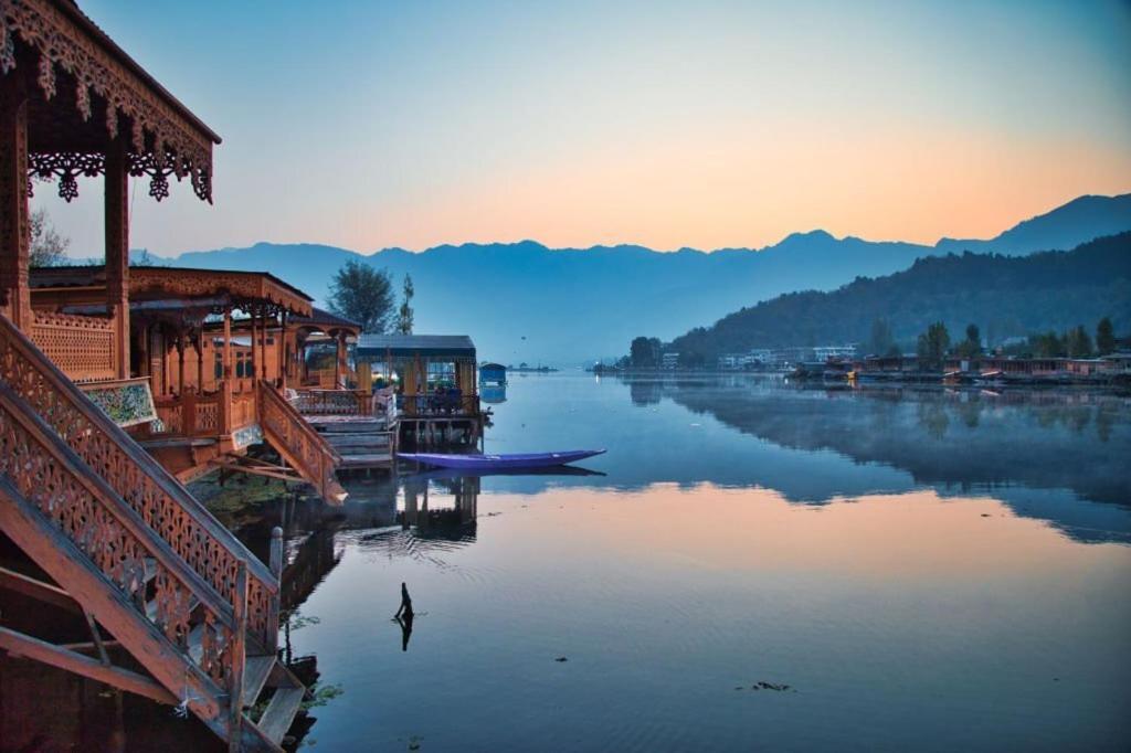 Отель Heritage Amina Group Of Houseboats Сринагар Экстерьер фото