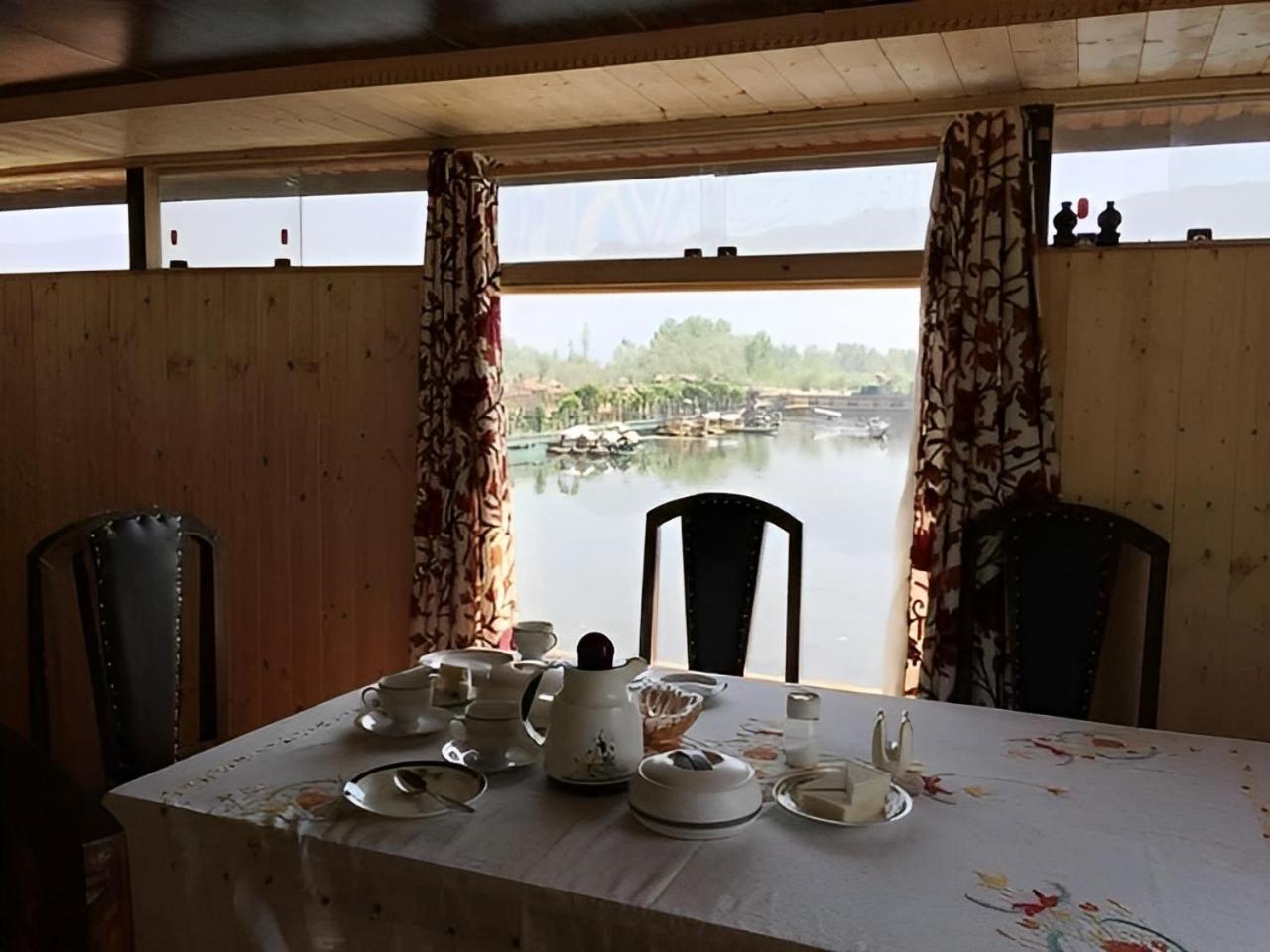 Отель Heritage Amina Group Of Houseboats Сринагар Экстерьер фото