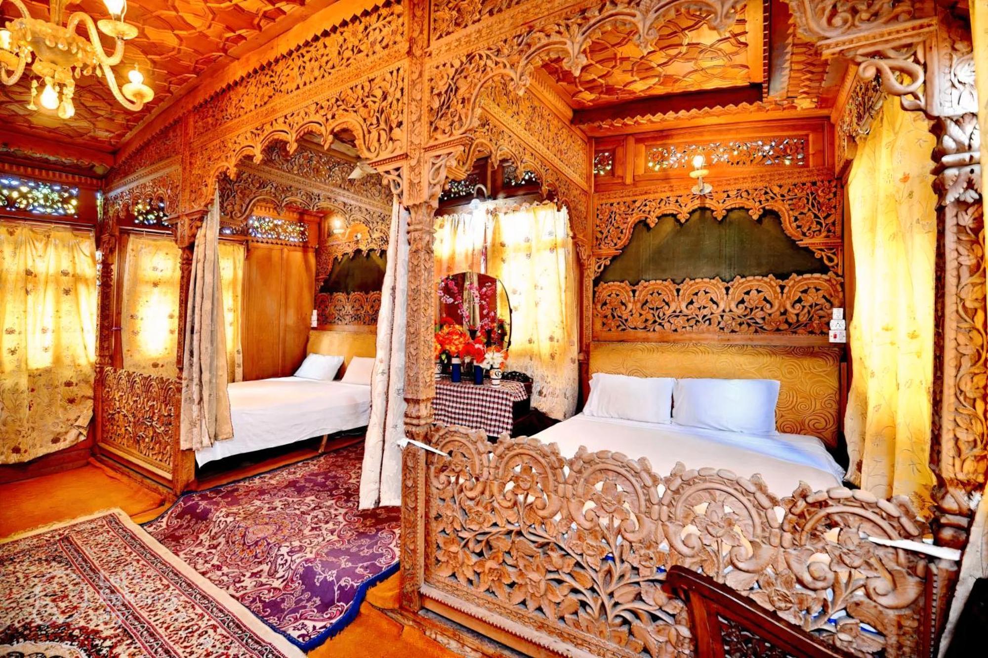 Отель Heritage Amina Group Of Houseboats Сринагар Экстерьер фото