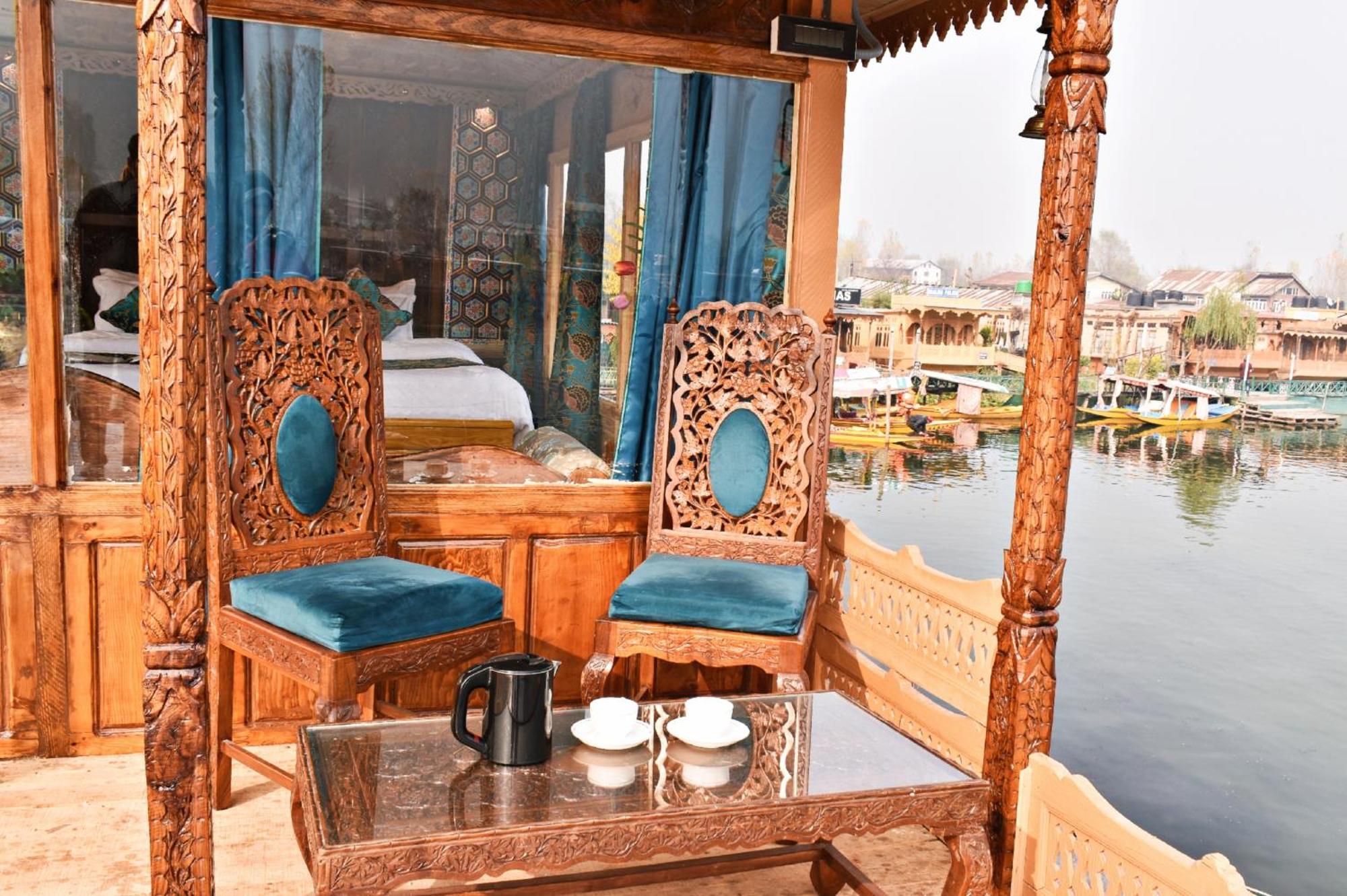 Отель Heritage Amina Group Of Houseboats Сринагар Экстерьер фото